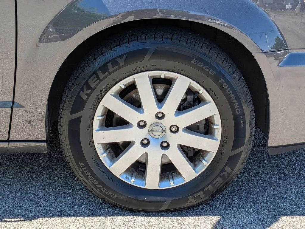 Used 2015 Gray Chrysler LX image 9
