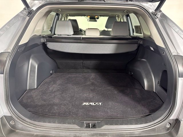 Used 2019 Silver Toyota XLE Premium image 21