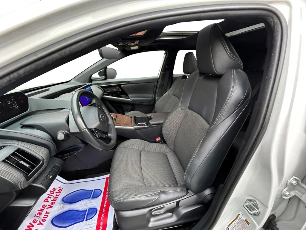 Used 2023 Pearl Toyota XLE image 9