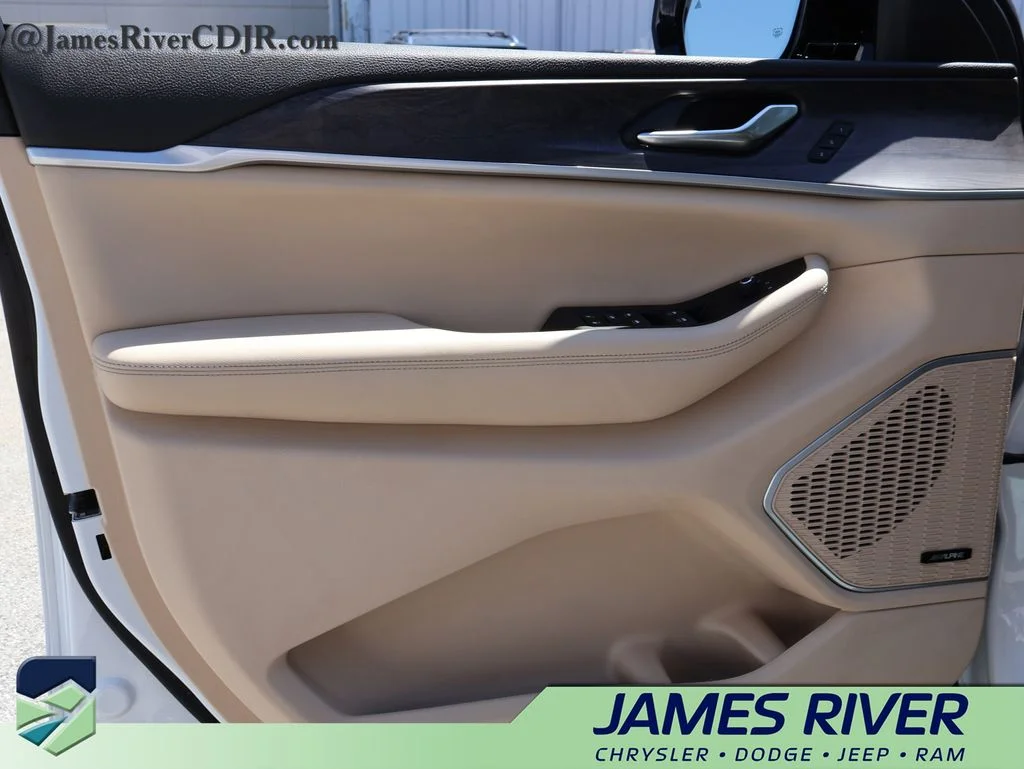 Used 2022 White Jeep 4xe image 21