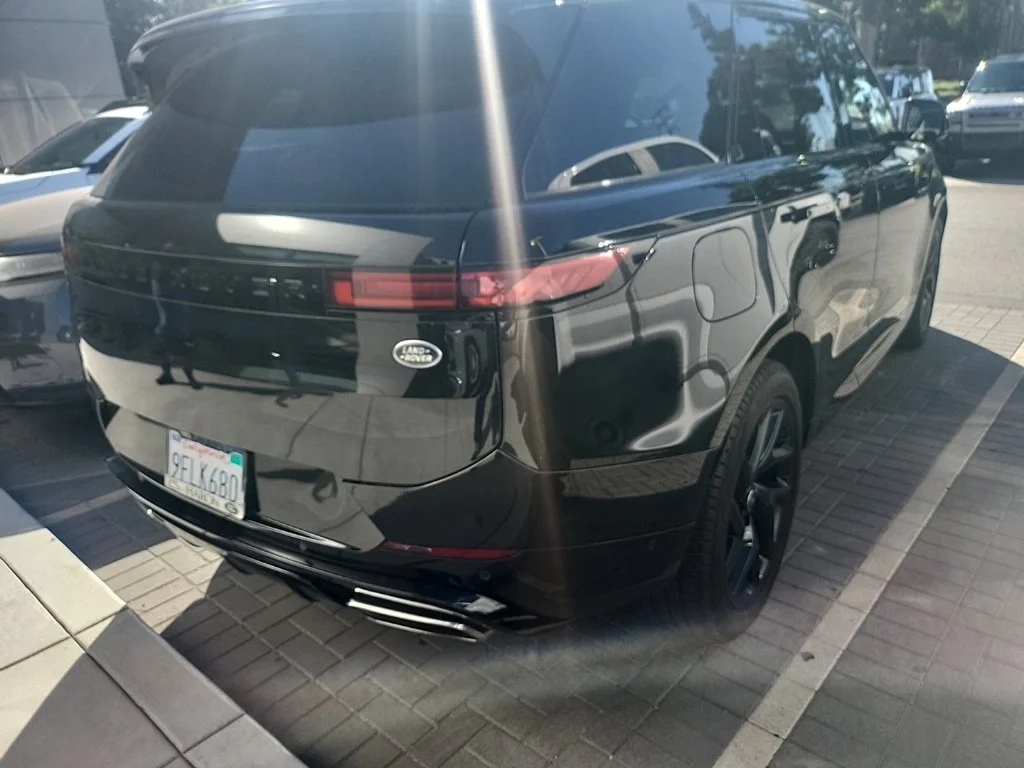 Used 2023 Black Land Rover SE Dynamic image 4