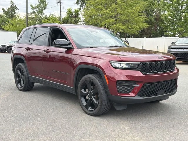 Used 2023 Red Jeep Altitude X image 6