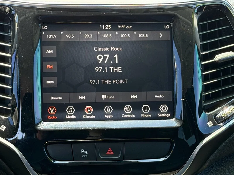Used 2019 Diamond Black Cry Jeep Limited image 10