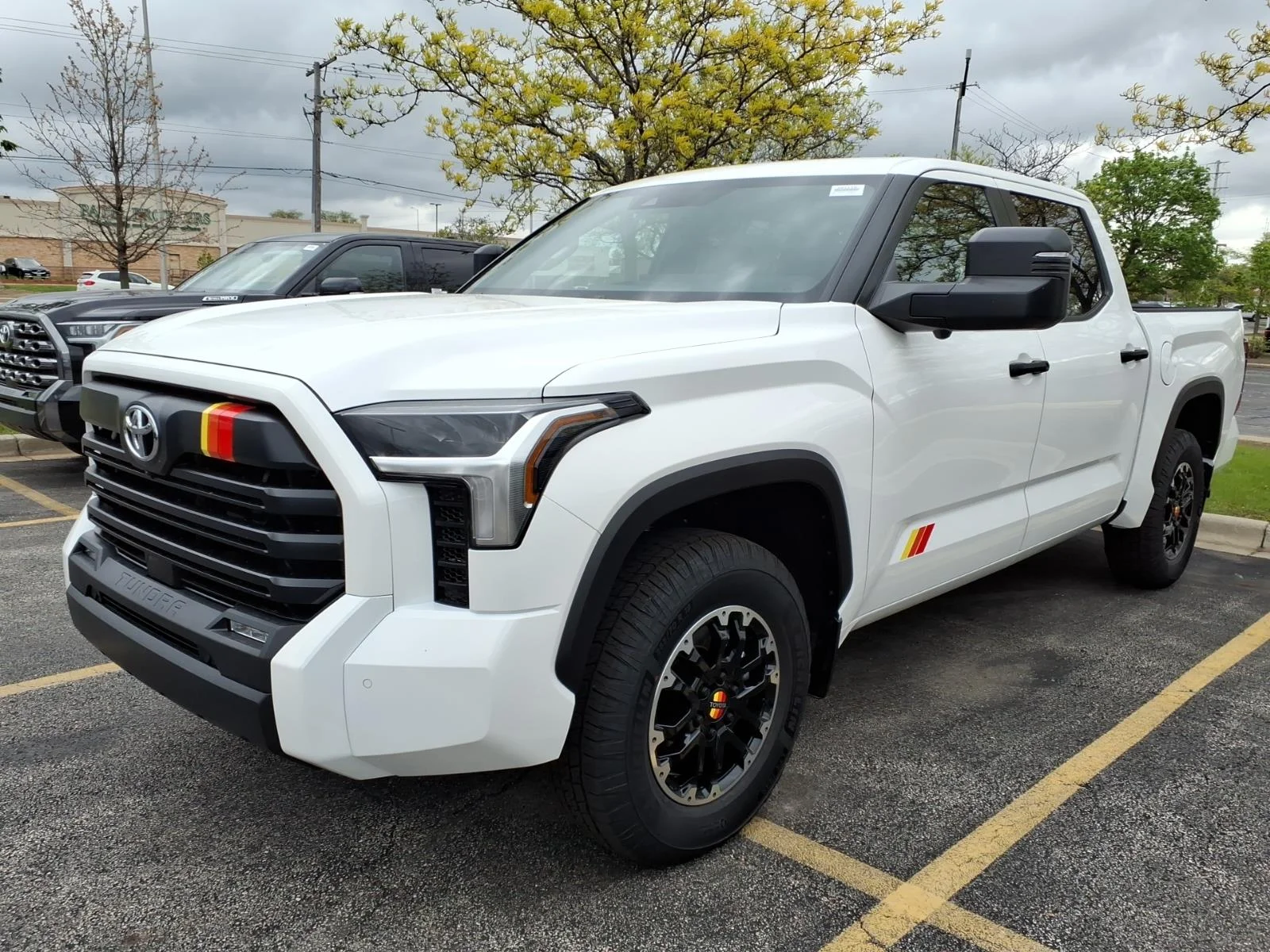 New 2026 Ice Cap (040) Toyota SR5 CREWMAX image 3