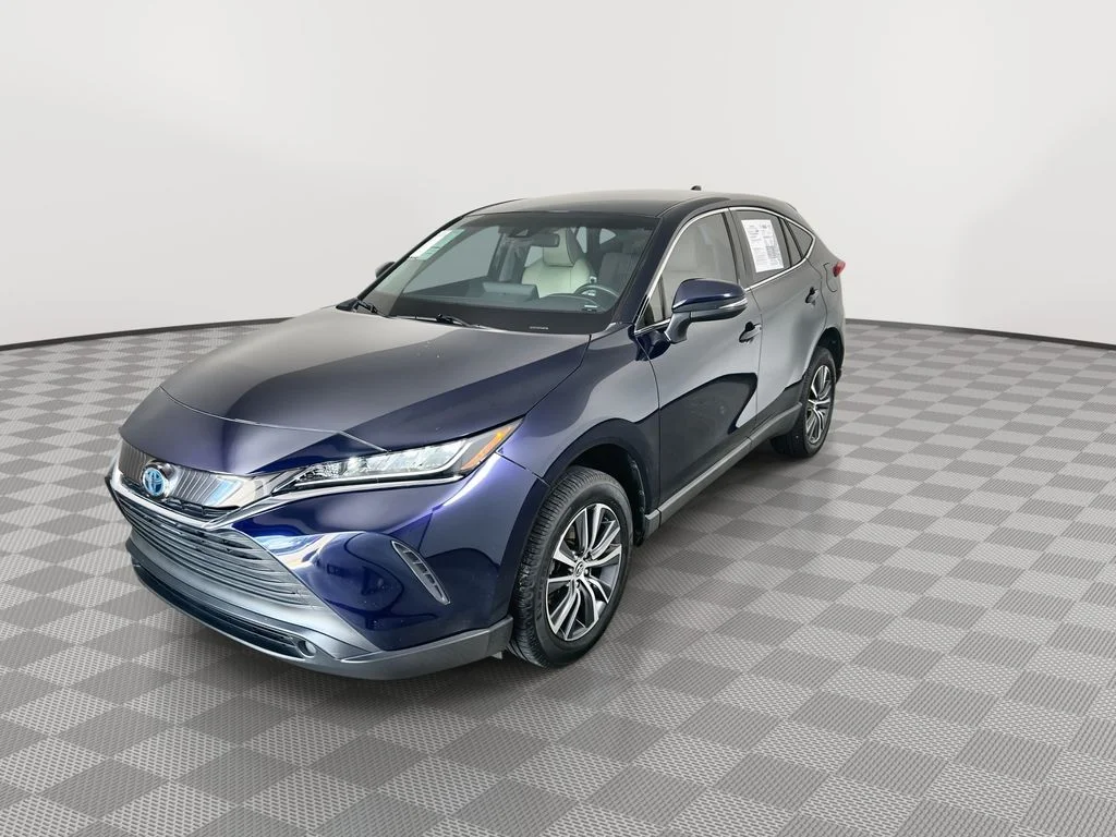 Used 2022  Toyota LE image 4