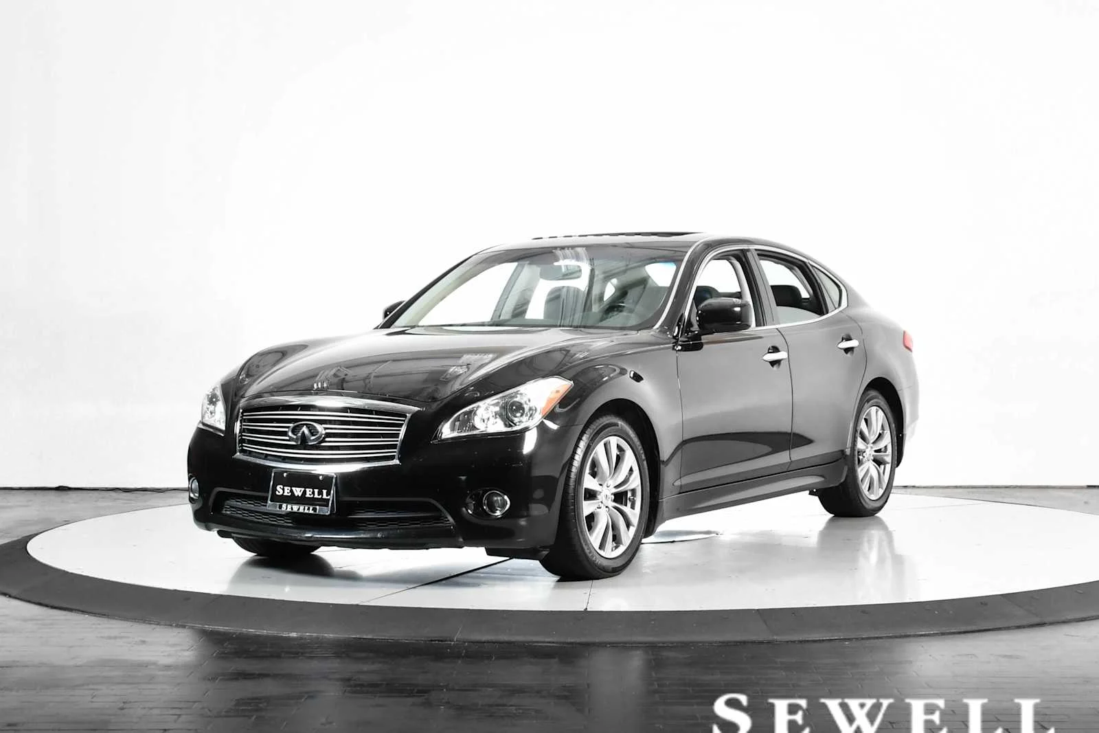 2013 INFINITI M 56's photo