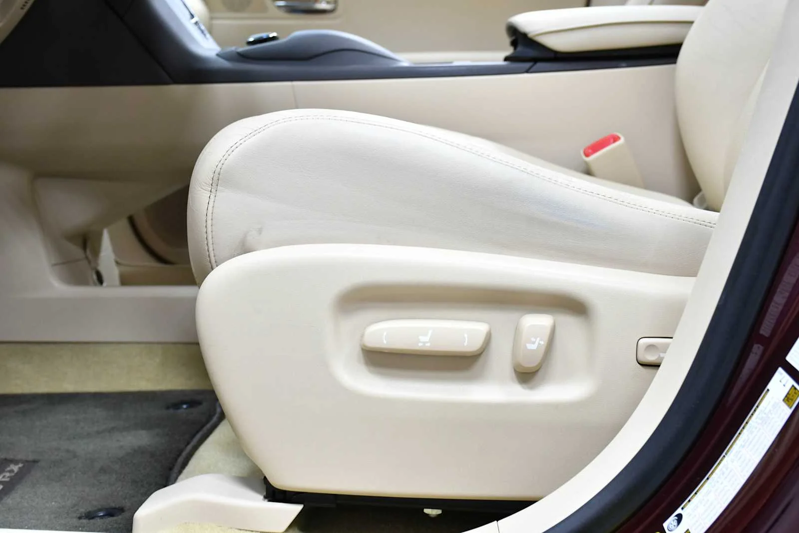 Used 2014 Claret Mica Lexus  image 13