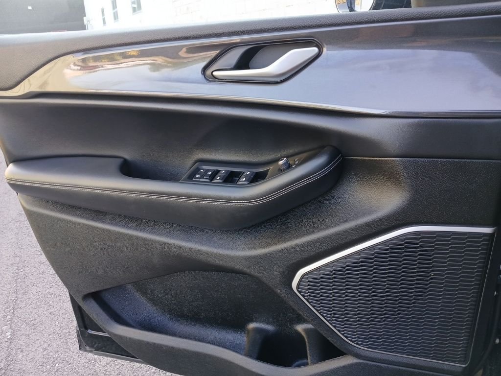 Used 2022 Black Jeep Altitude image 23