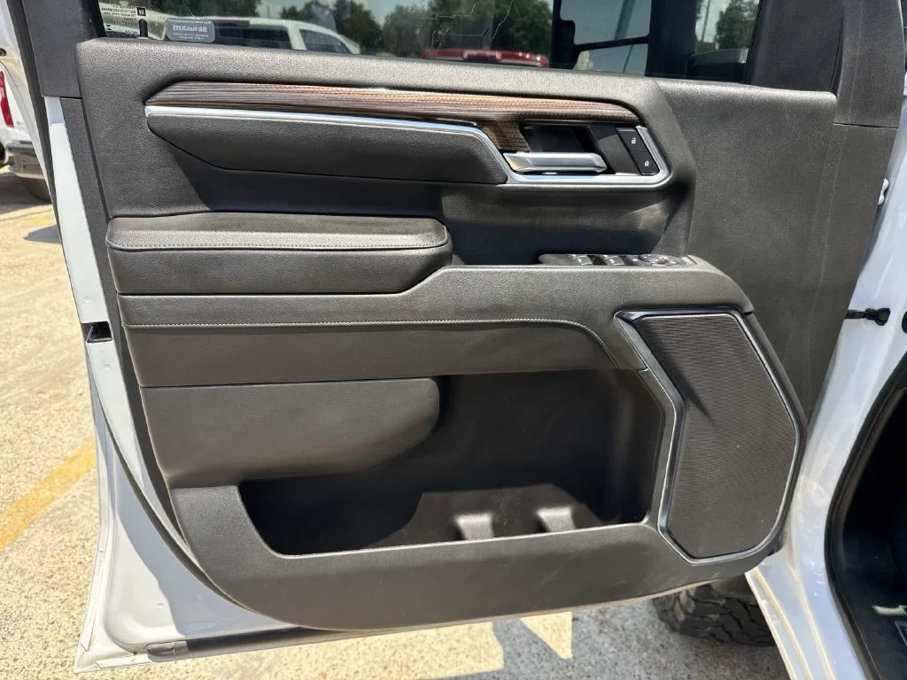 Used 2024 White Chevrolet LT image 37