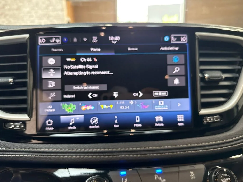 Used 2024 Diamond Black Crystal Pearlcoat Chrysler Select image 21