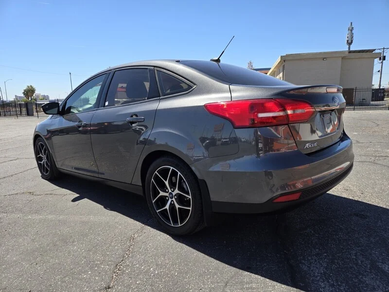 Used 2017 MAGNETIC Ford SE image 3