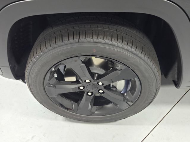 New 2026 Diamond Black Crystal Pearl-Coat Exterior Paint Jeep Limited image 18
