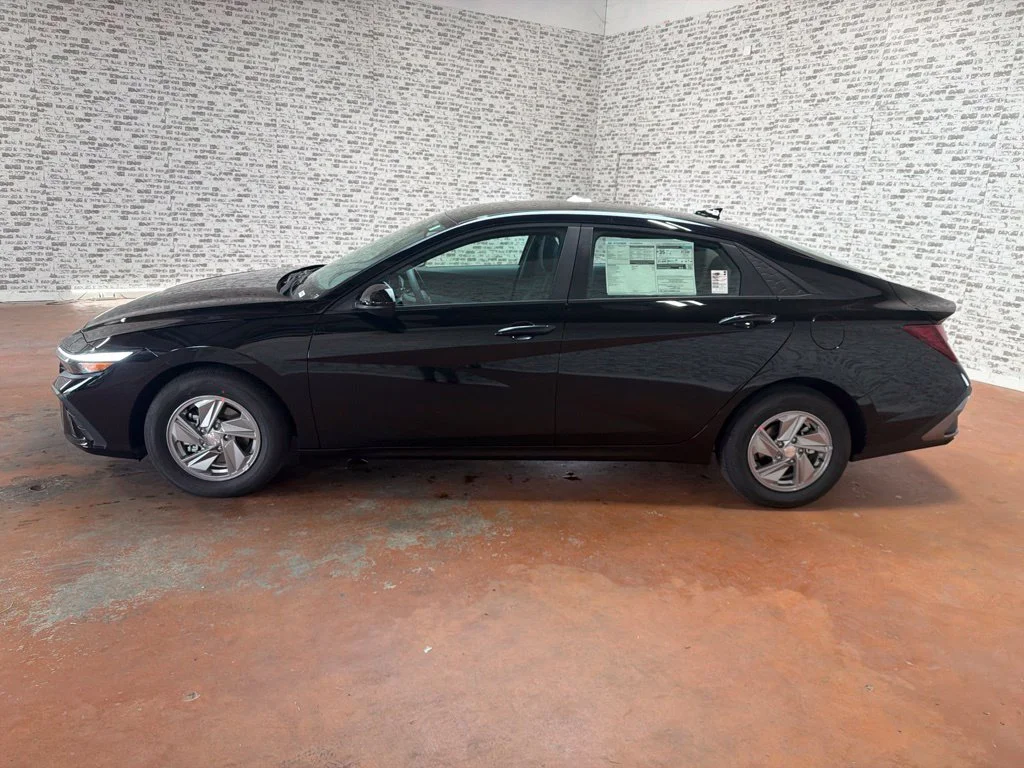New 2026 Abyss Black Hyundai SE image 4