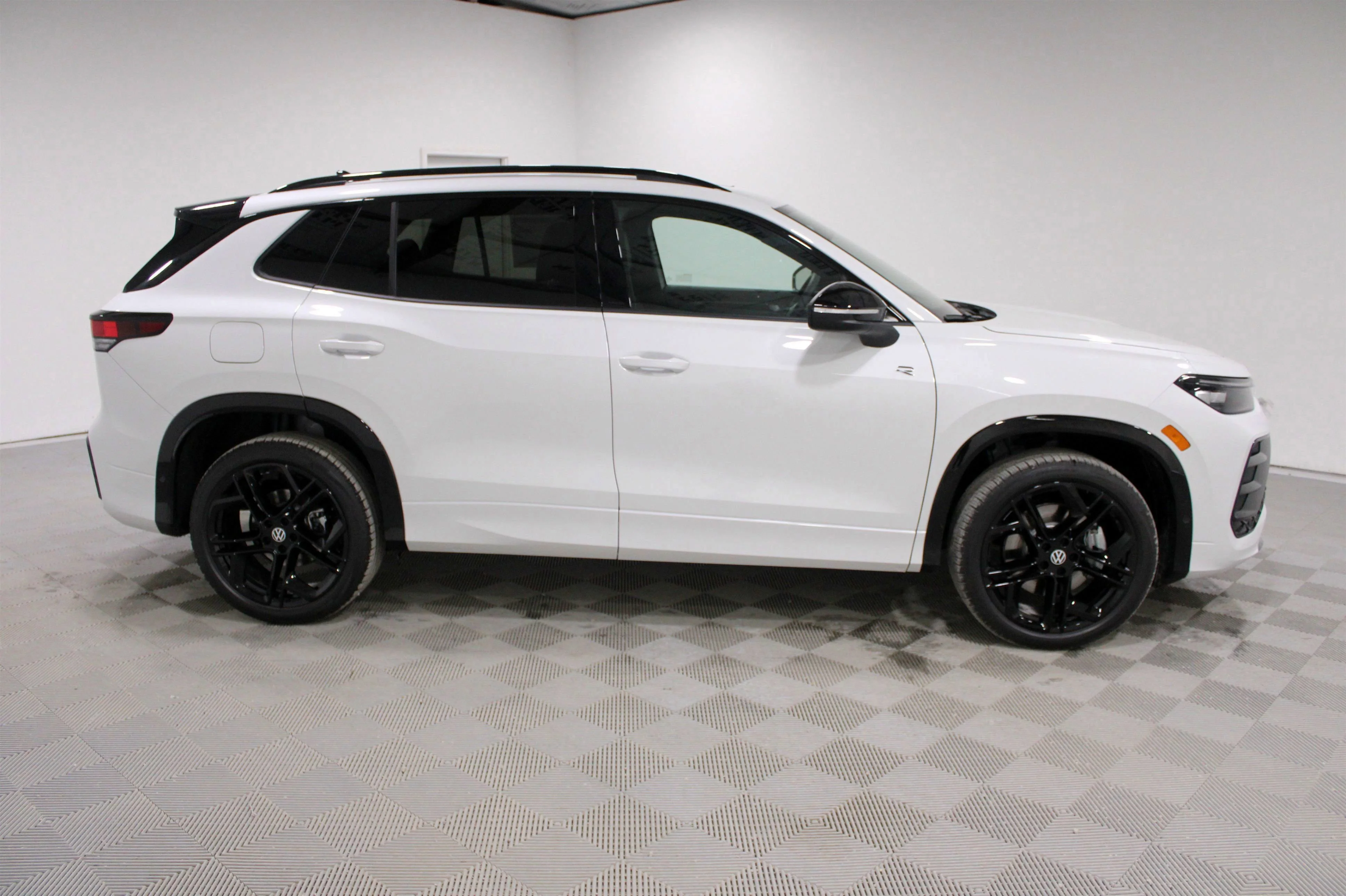 New 2026 Opal White Pearl Volkswagen SE R-Line Black image 25