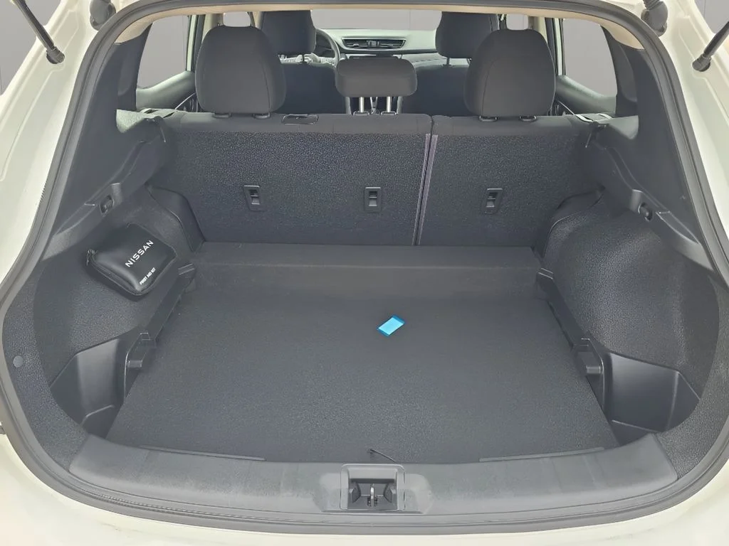 Used 2022 White Nissan SV image 29