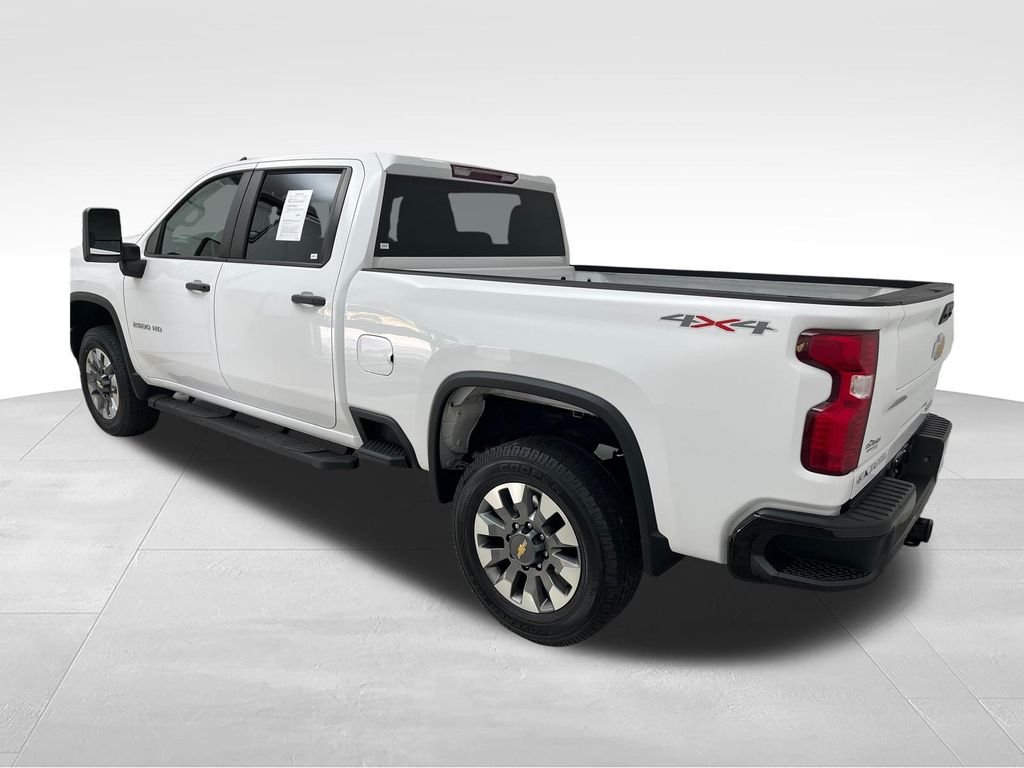 Used 2022 White Chevrolet Custom image 3