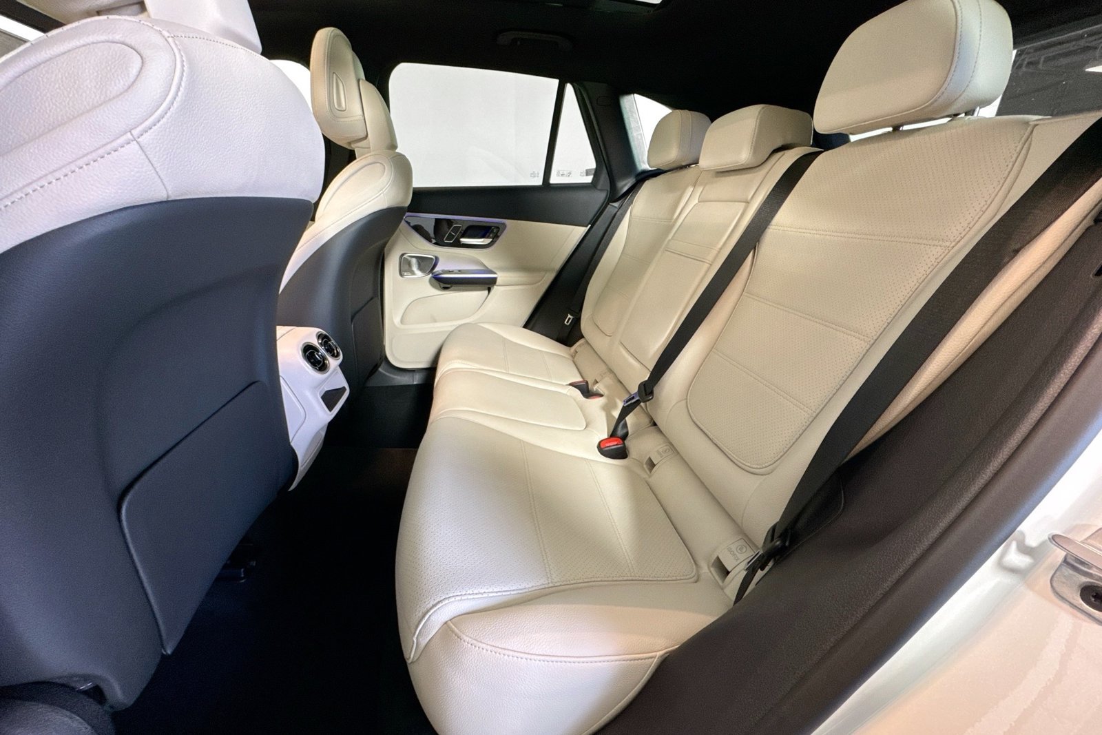 New 2026 Polar White Mercedes-Benz GLC 300 image 22
