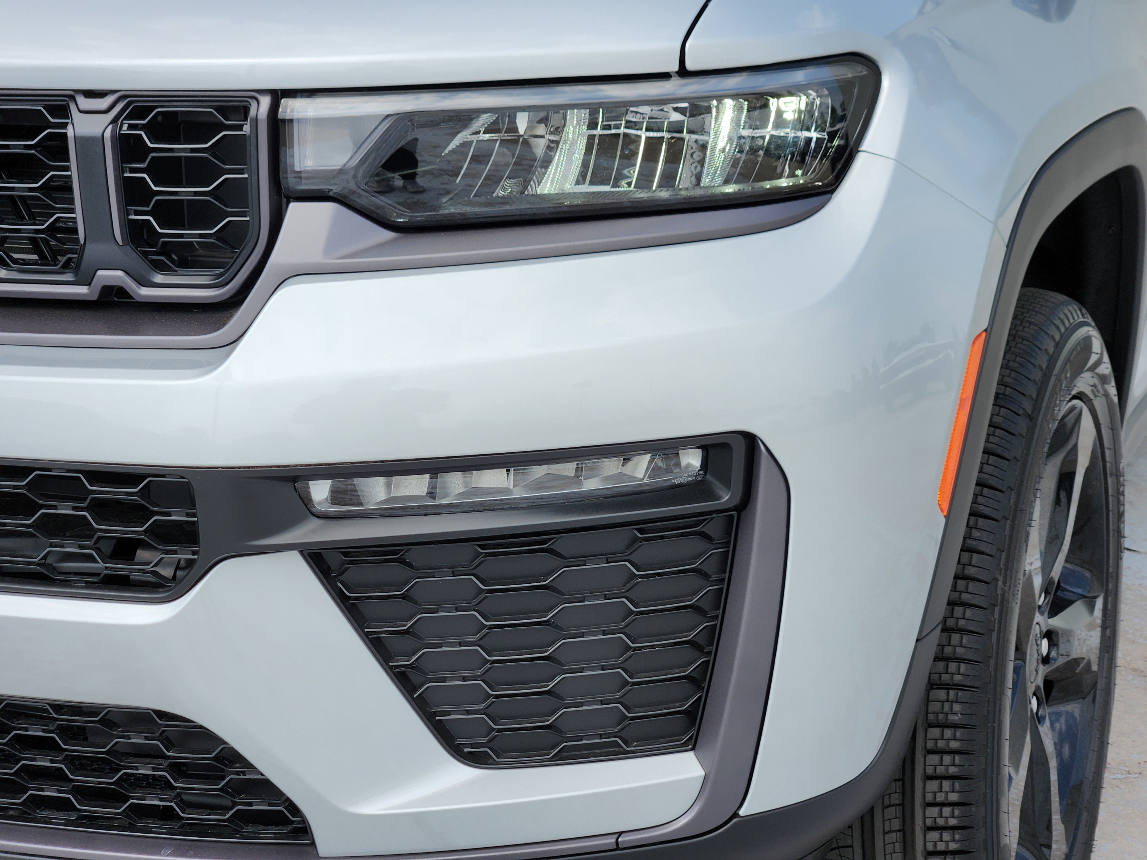 New 2026 Silver Zynith Exterior Paint Jeep Limited image 6