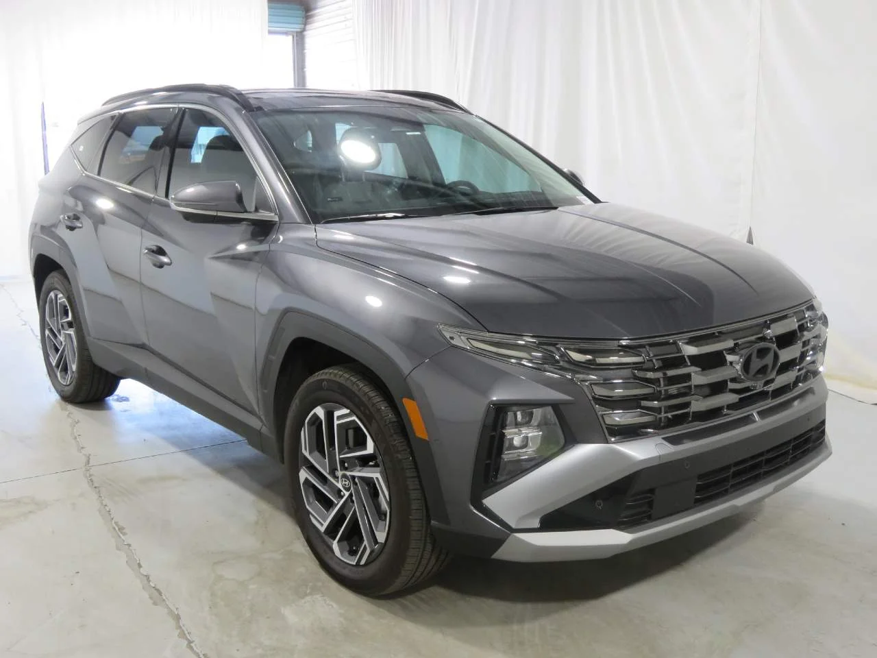 Used 2025 Amazon Gray Metallic Hyundai Limited image 3
