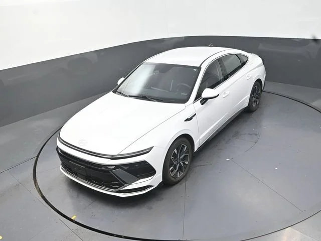 Used 2025 White Hyundai SEL image 25