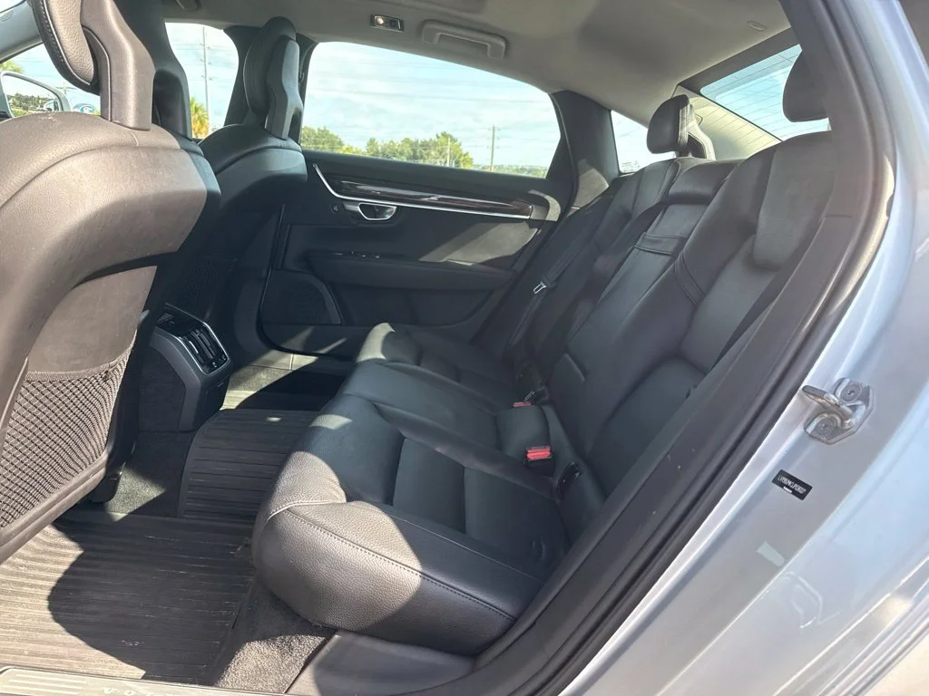 Used 2018 Bright Silver Metallic Volvo T6 Momentum image 9