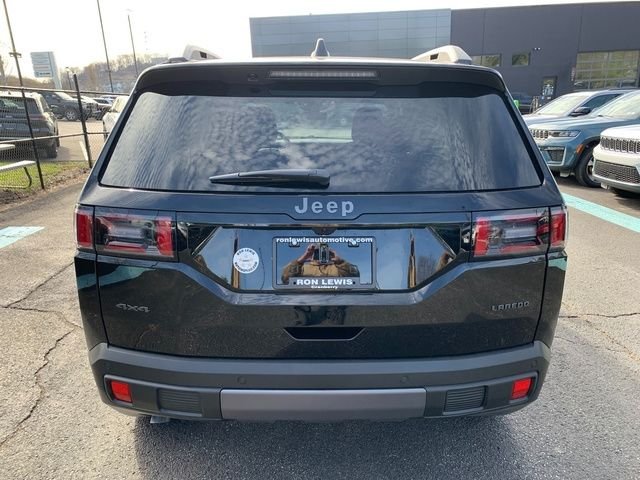 New 2026 Diamond Black Crystal Pearl-Coat Exterior Paint Jeep Laredo image 4