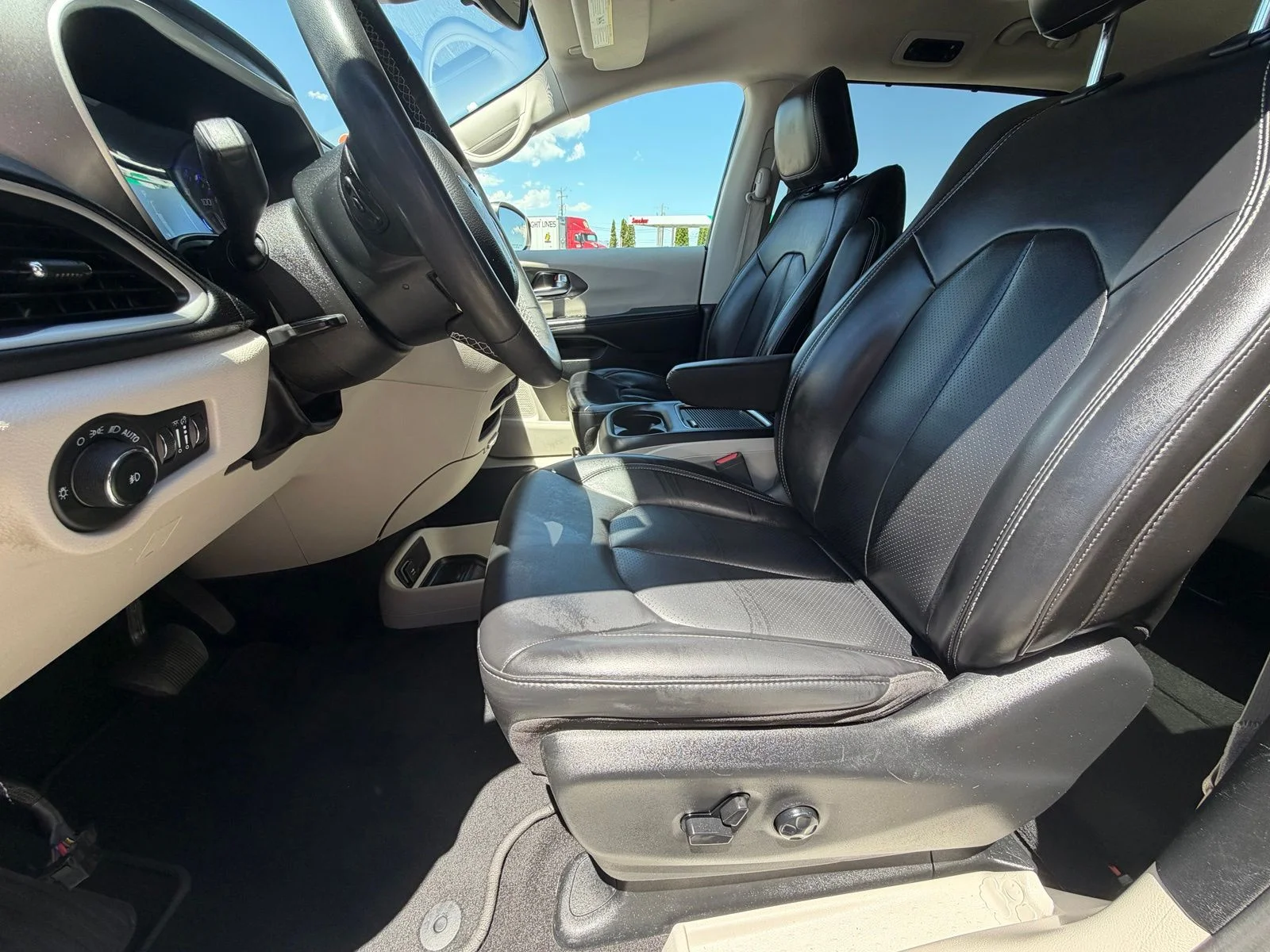 Used 2023 Black Chrysler Touring L image 11