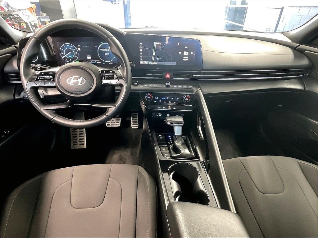 Used 2025 White Hyundai SEL Sport image 21