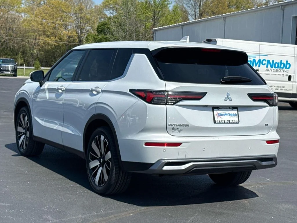 Used 2025 White Diamond Mitsubishi SE image 5
