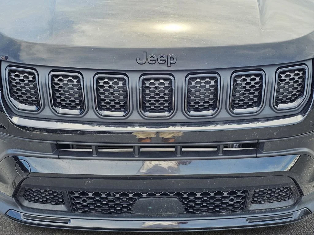 Used 2023 Diamond Black Cry Jeep Altitude image 3