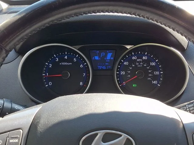 Used 2015 Silver Hyundai SE image 25
