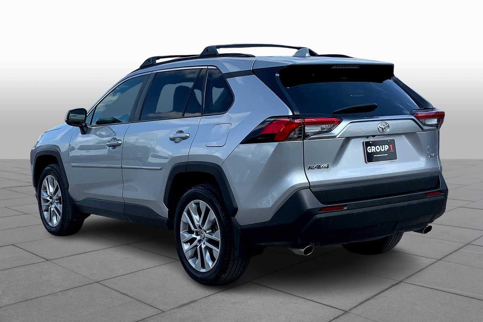 Used 2022 Silver Sky Metallic Toyota XLE Premium image 11
