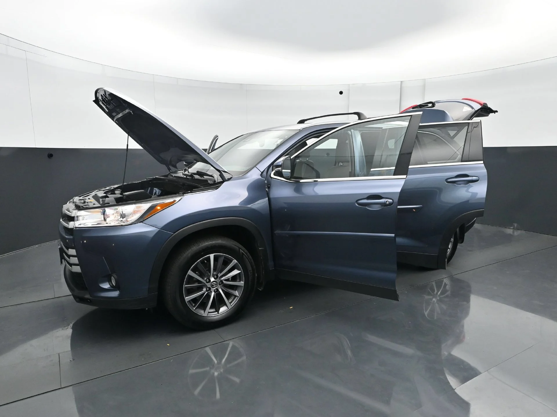 Used 2019  Toyota SE image 30