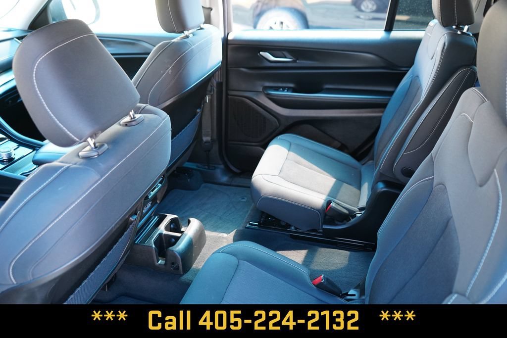 Used 2023  Jeep Laredo image 30