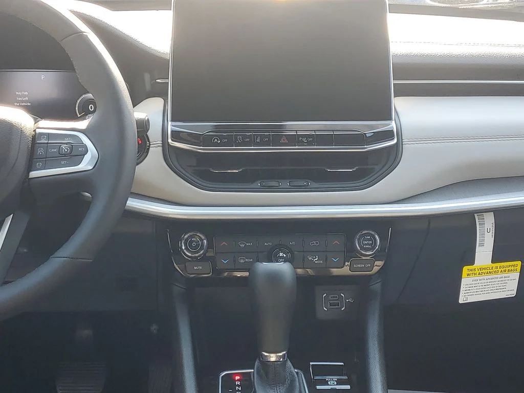 New 2026 Bright White Clear-Coat Exterior Paint Jeep Limited image 29