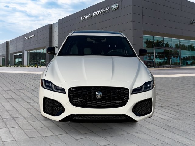 Used 2024  Jaguar R-Dynamic SE image 8