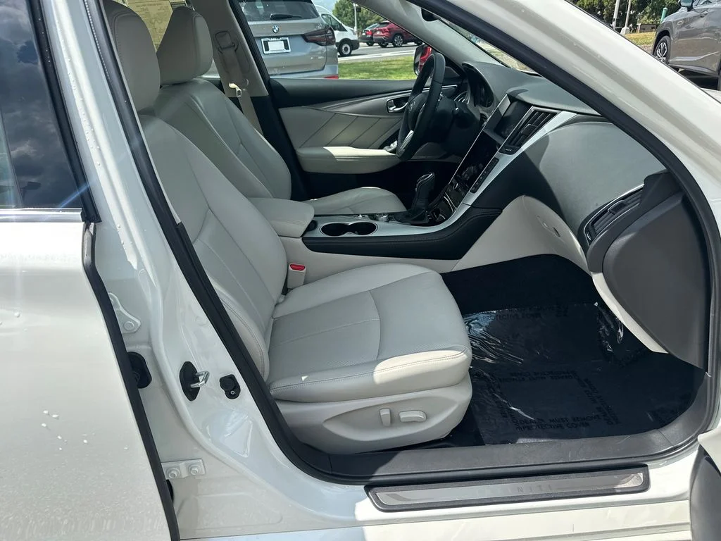 Used 2023 White INFINITI LUXE image 11