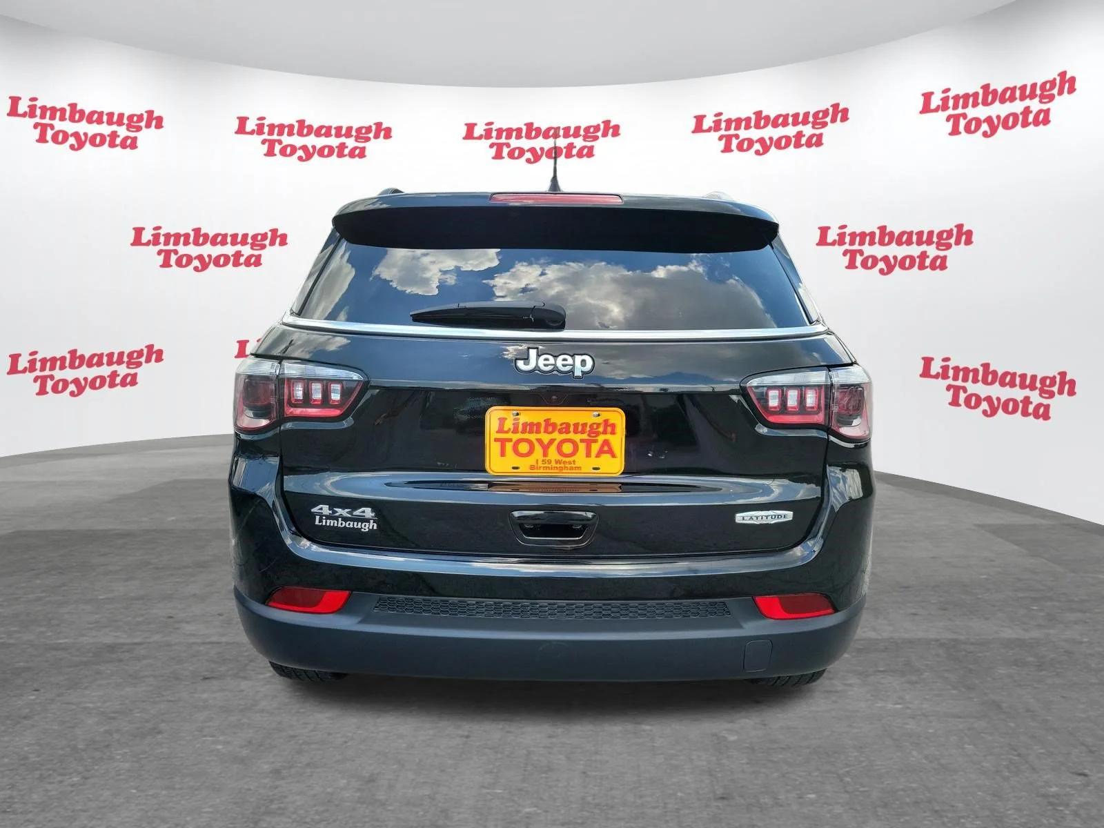 Used 2024 Diamond Black Crystal Pearlcoat Jeep Latitude image 23