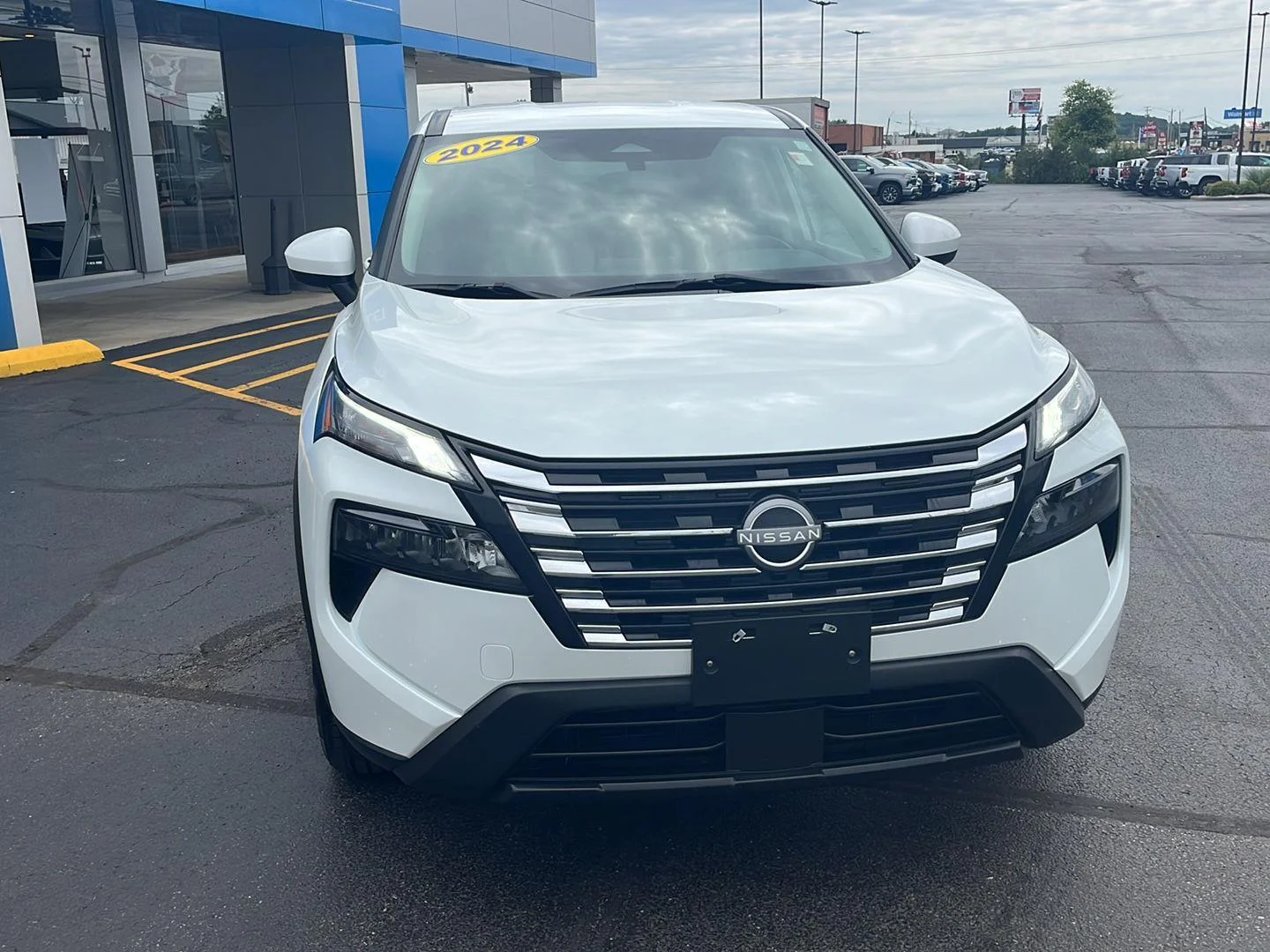 Used 2024 Everest White Pearl Nissan SV image 8