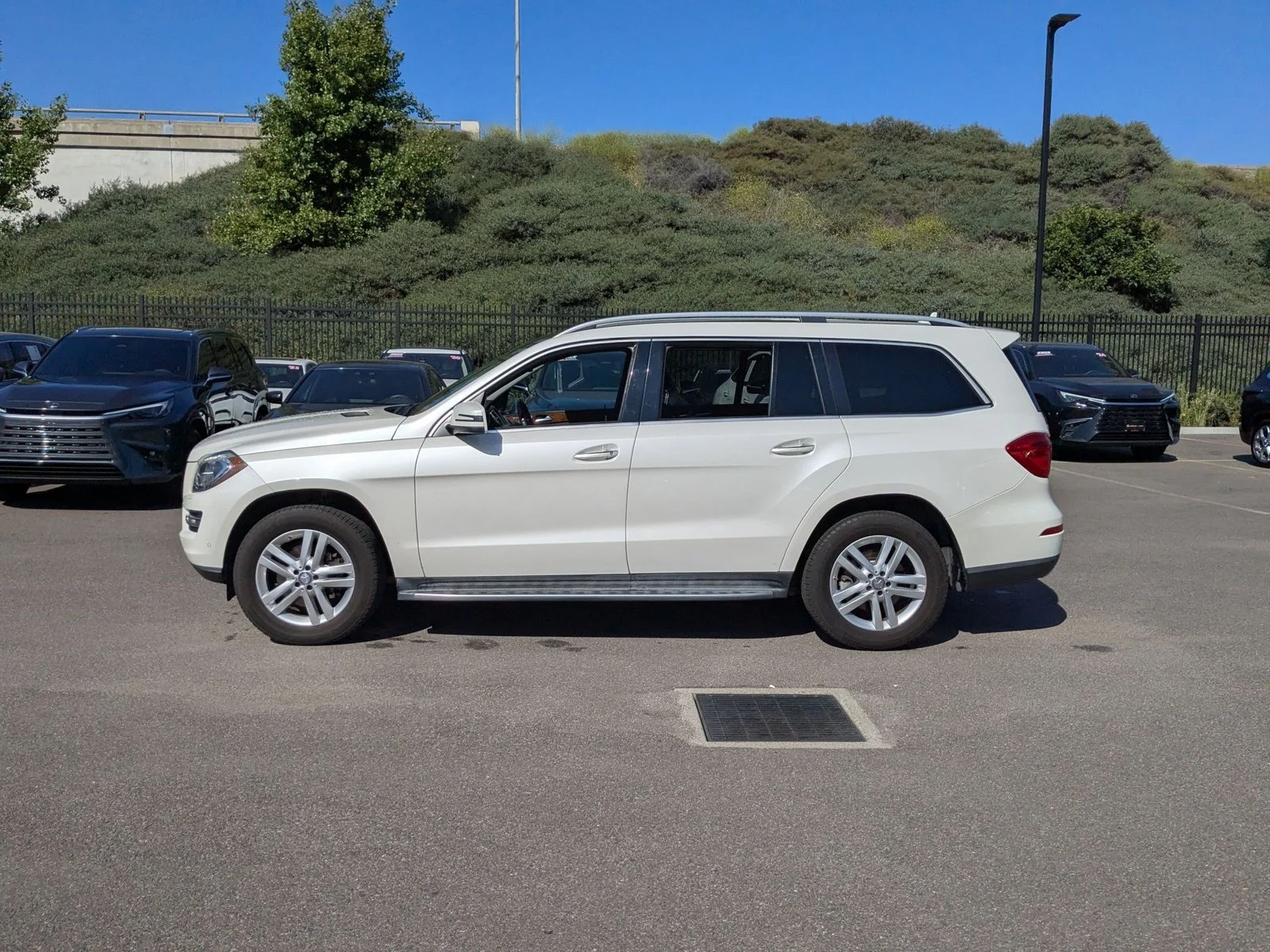 Used 2015 Diamond White Metallic Mercedes-Benz GL 450 image 9