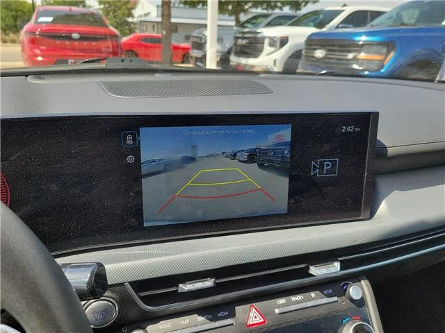 Used 2025 Aero Silver Hyundai SEL Front-Wheel Drive image 17