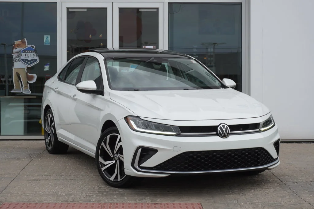 Certified Used 2025 White Volkswagen 1.5T SEL image 3