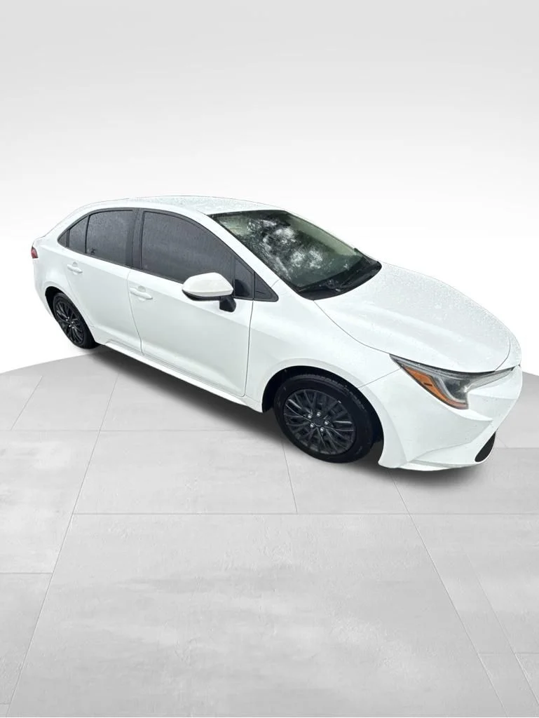 Used 2022 White Toyota LE image 3