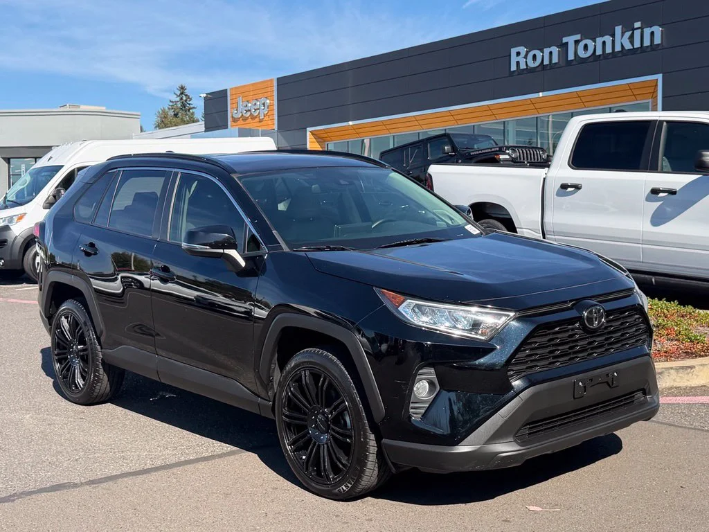 Used 2019 Midnight Black Metallic Toyota XLE Premium image 2
