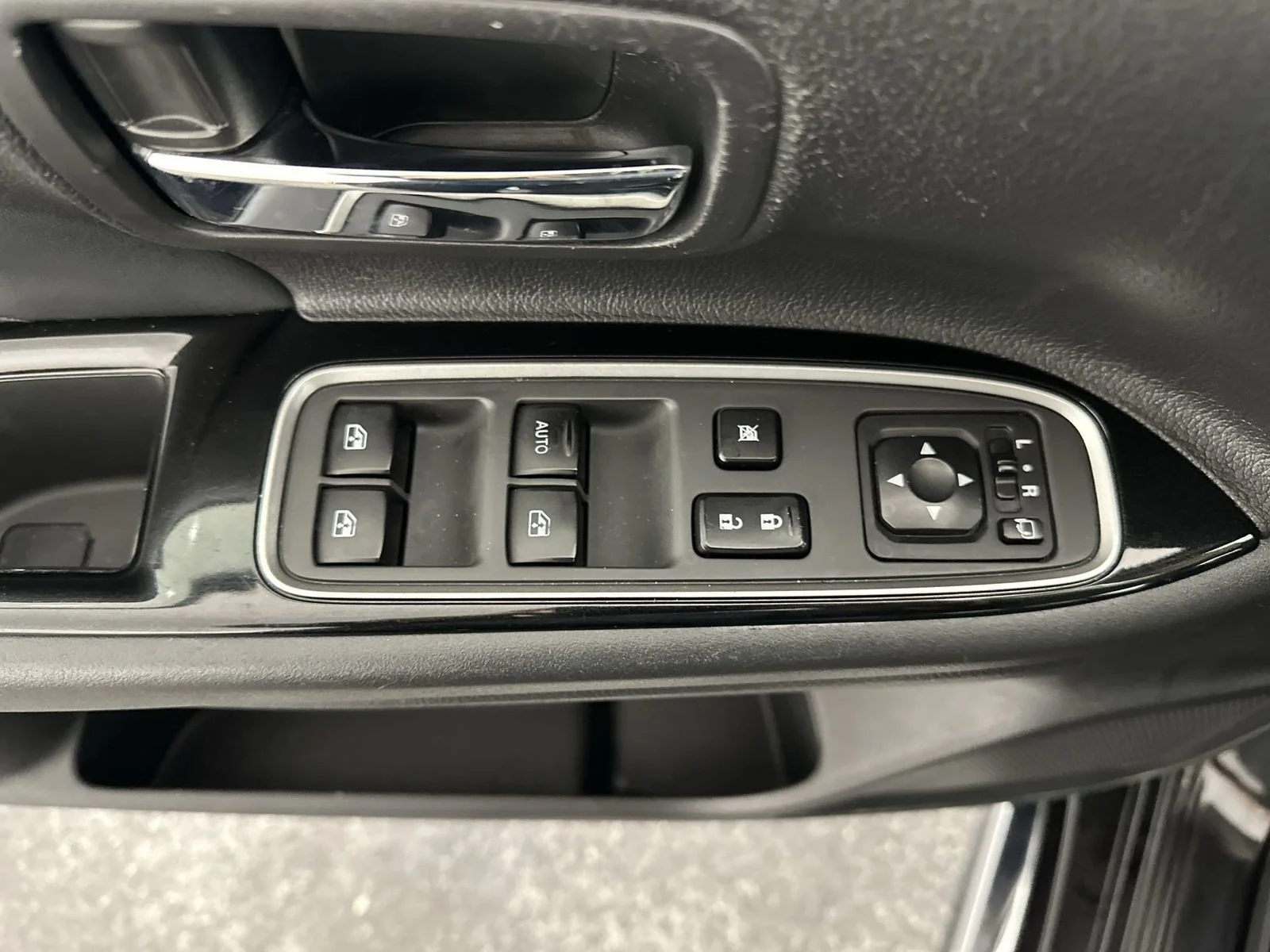 Used 2018 Black Mitsubishi SEL image 13