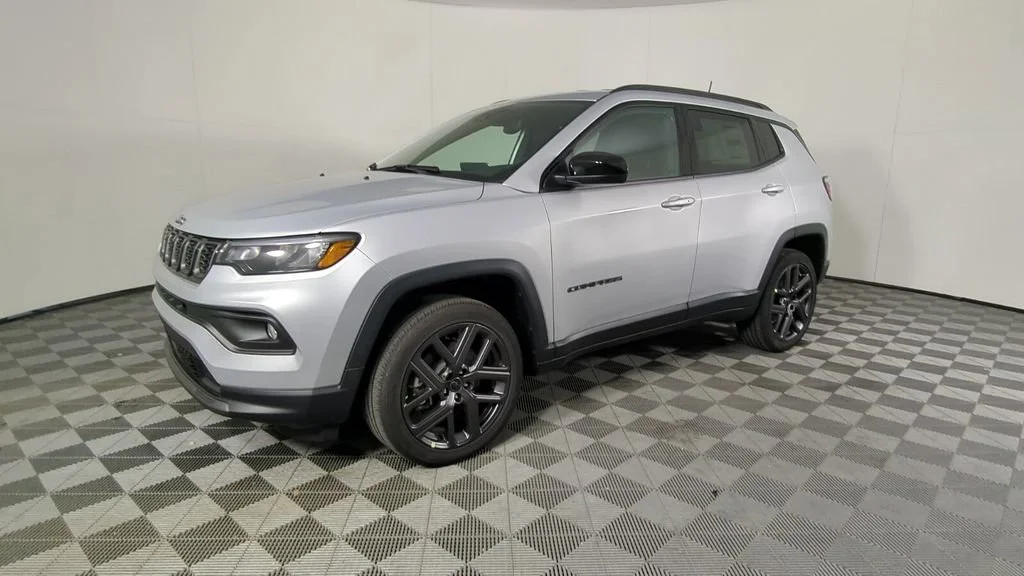 New 2026 Silver Zynith Metallic Clear-Coat Exterior Paint Jeep Latitude Altitude image 9