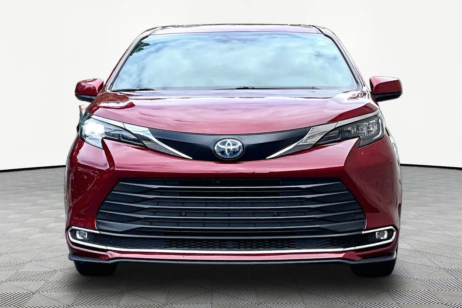 Used 2024 Ruby Flare Pearl Toyota XLE image 4