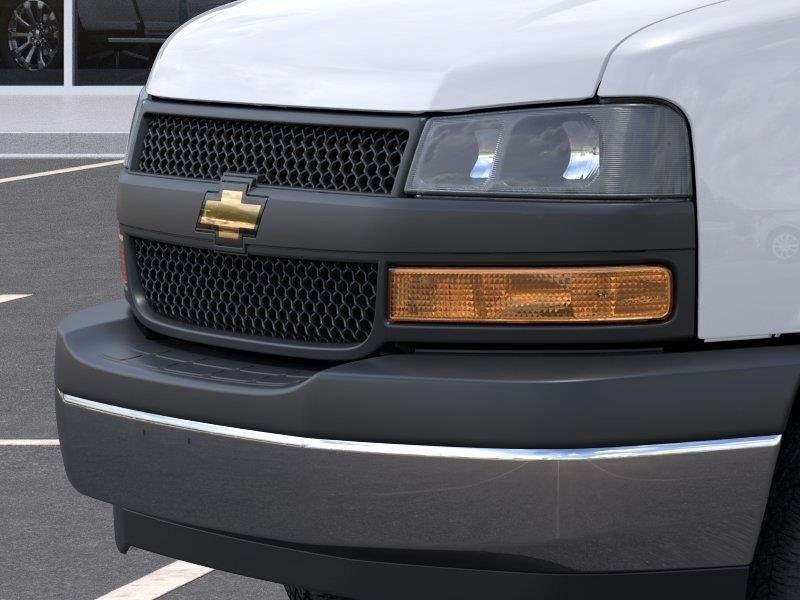 New 2025 Summit White Chevrolet 1WT image 13