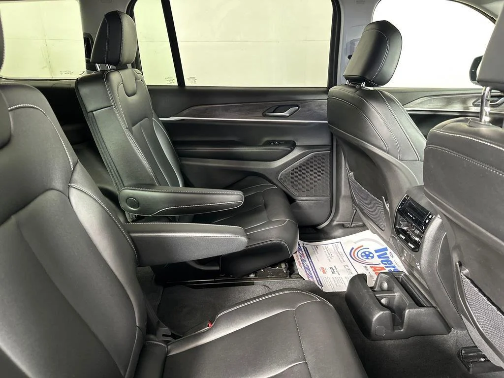 Used 2023 Midnight Sky Jeep Limited image 33