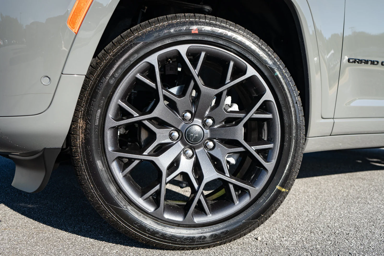 New 2027 Sting-Gray Clear-Coat Paint Jeep Summit image 7